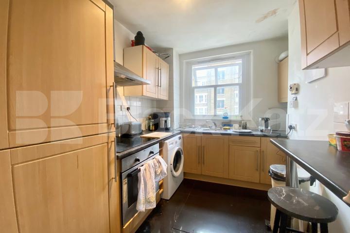 This recently refurbished property is flooded with natural light Old Kent Road, Elephant and Castle/Borough